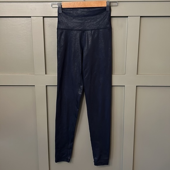 Aerie Offline The Hugger High Waisted Crackle Leggings in Navy Size XS - Picture 1 of 9